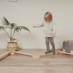 leg&go puiset tasapainopuomit, 4 puomia, lapsi tasapainoilee puomilla kädet levällään