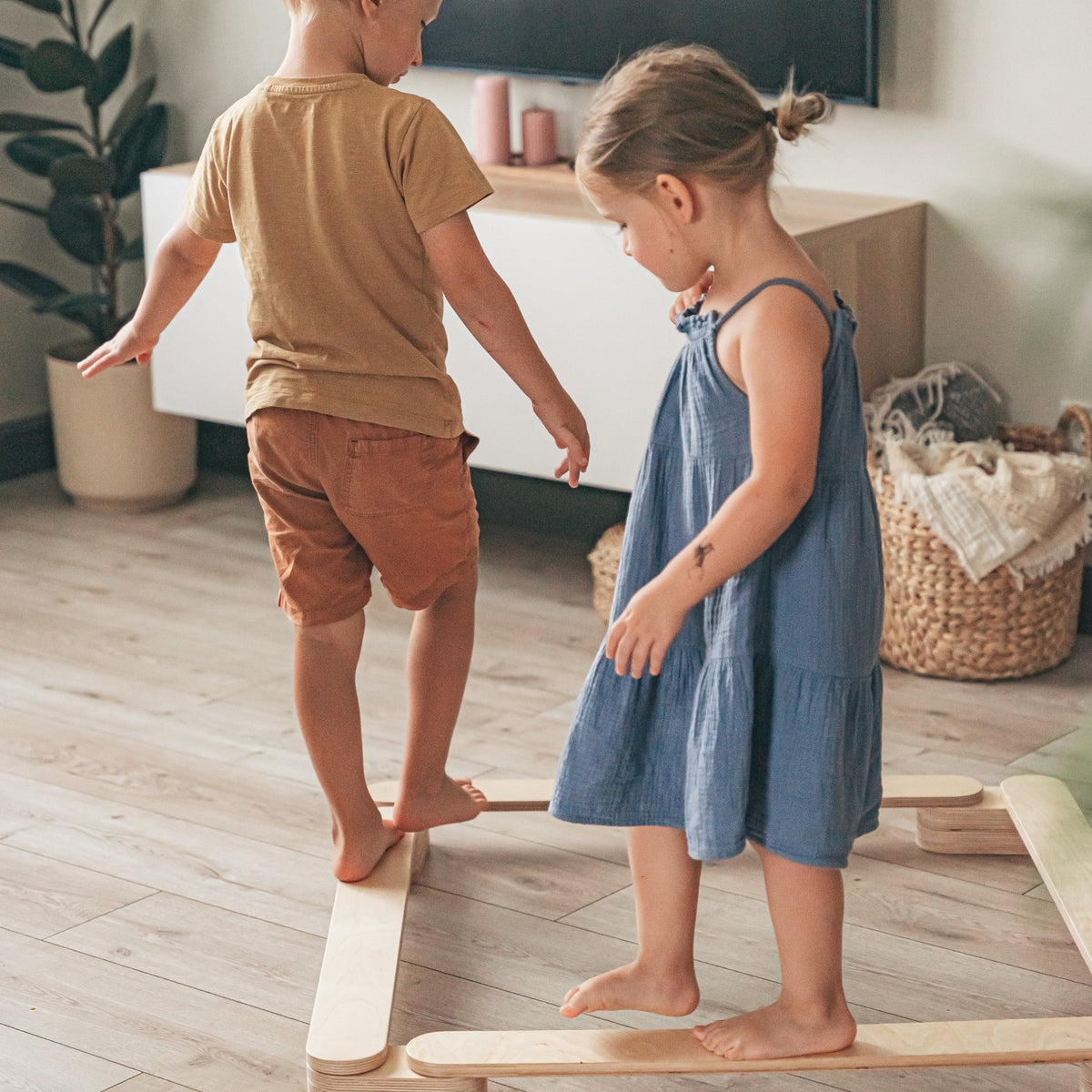 leg&go puiset tasapainopuomit, 4 puomia, lapsi kävelee puomilla aikuisen kanssa