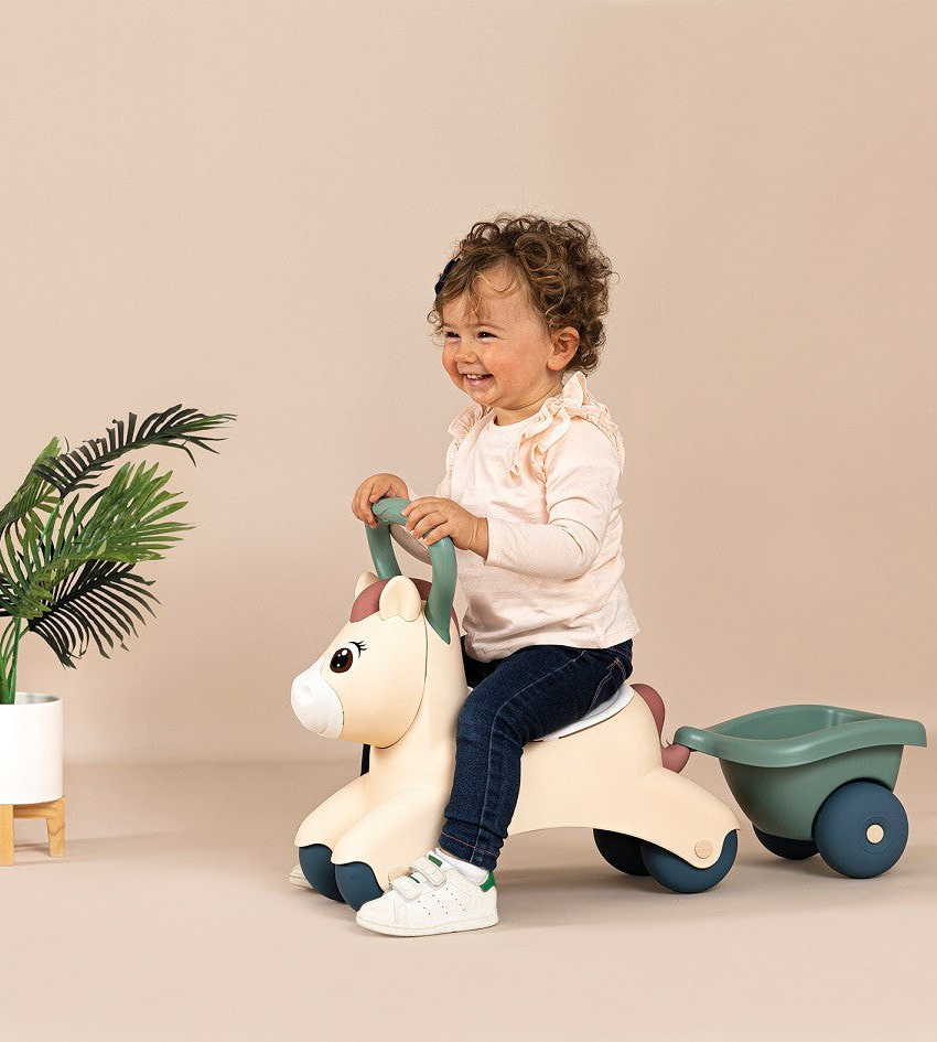 Pieni ensiponi peräkärryllä