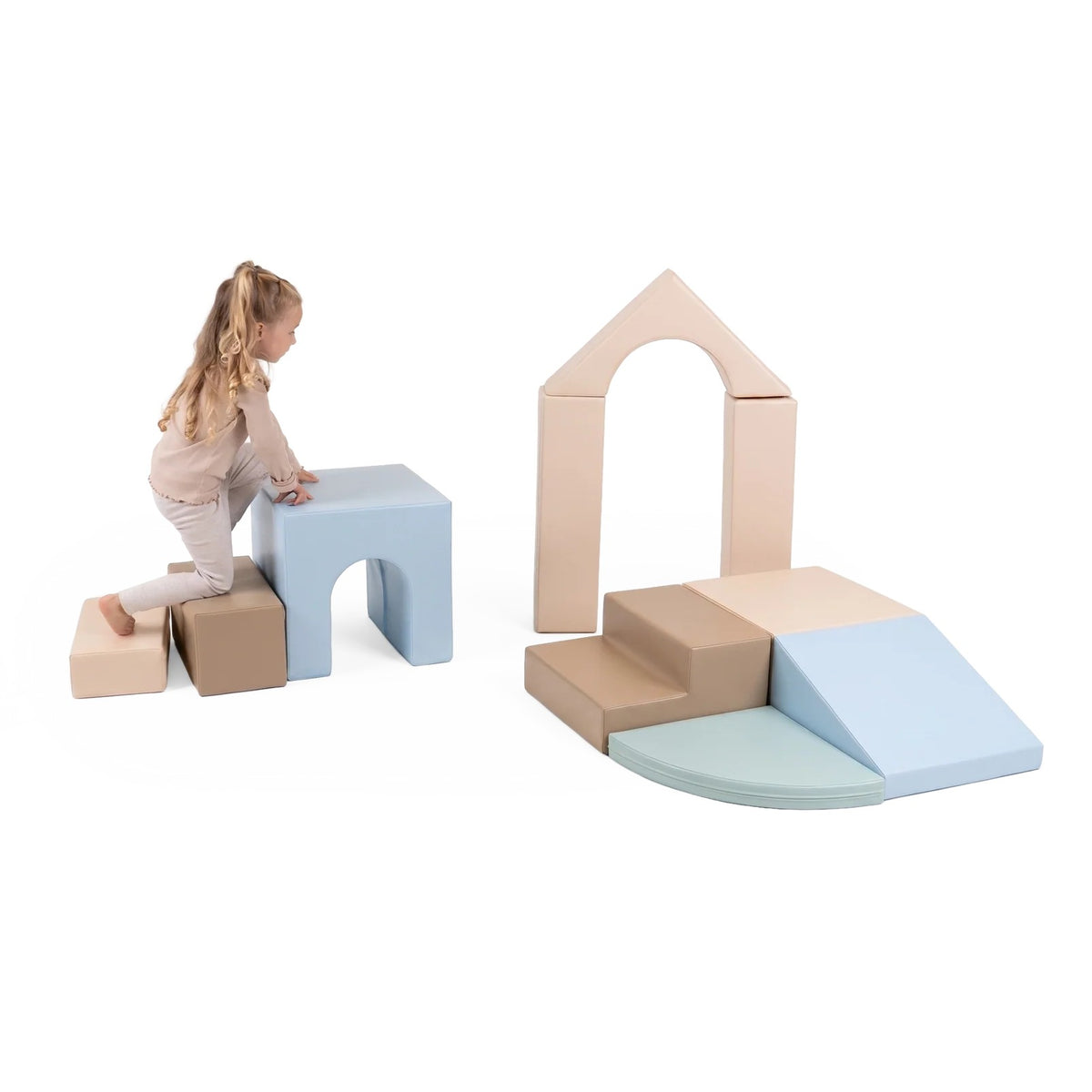 IGLU pehmoleikkisetti baby gym maanläheinen pastelli, tyttö leikkii palikoiden ja kaaren kanssa