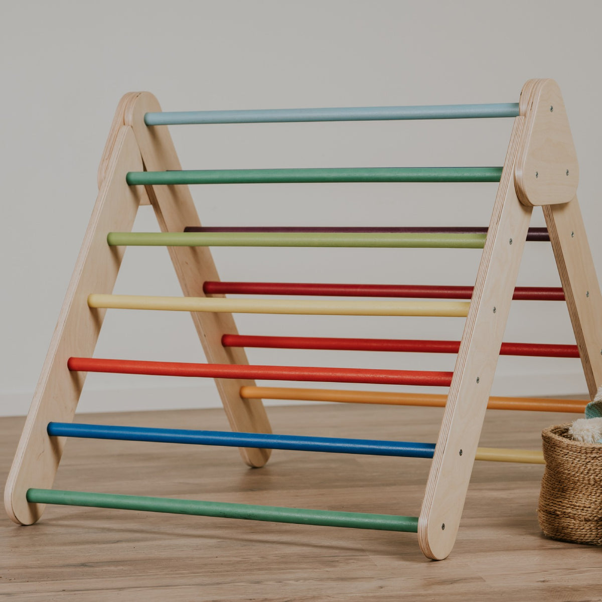 Lasten puinen kiipeilykolmio, sateenkaari