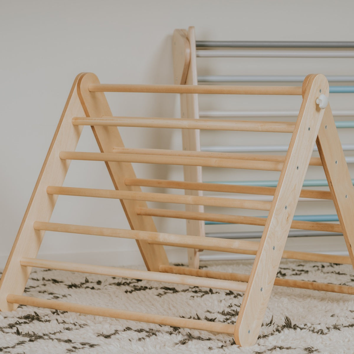 Pikler-kiipeilykolmio puolapuu-lisäosalla (6 kk–7 v)